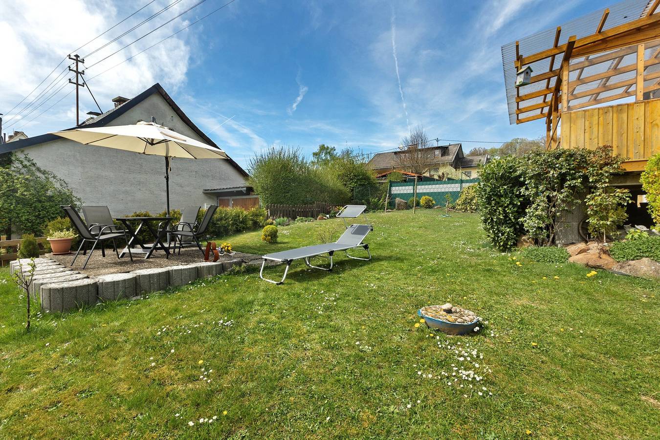 Entire apartment, Holiday Apartment 'Haus Ute' with Private Terrace, Shared Garden & Wi-Fi in Schotten, Vogelsberg Region