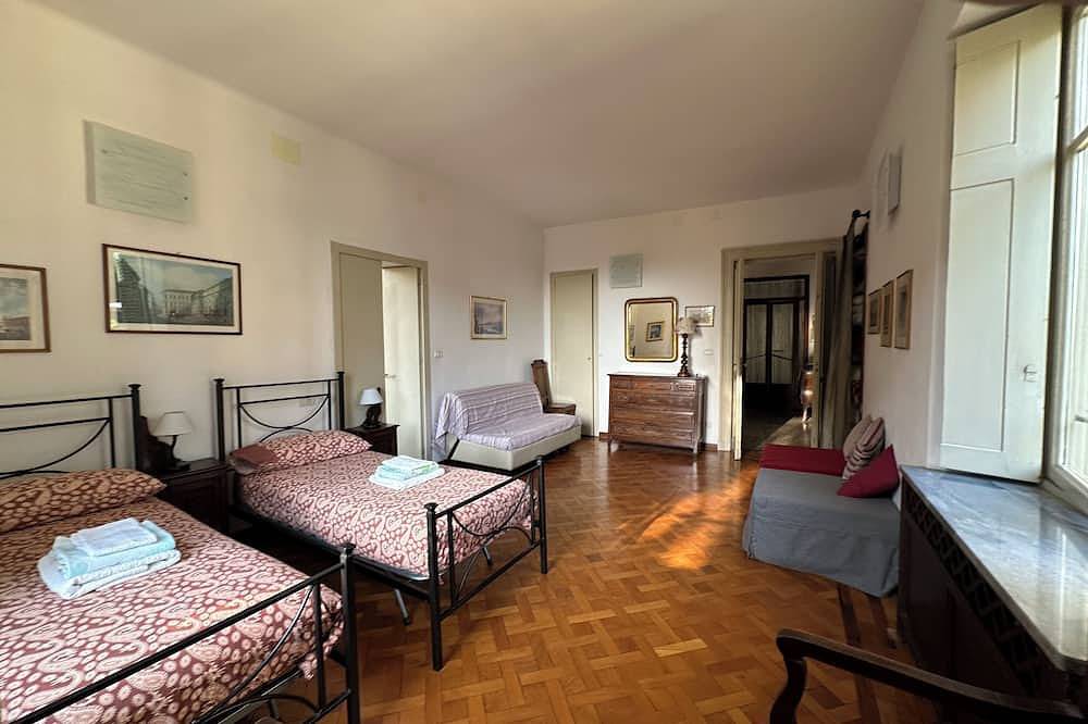 A villa between wonderful gardens, 5 min walk to the city center in Turin, Turin Provinz