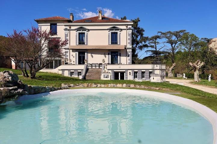 Location de vacances pour 26 personnes, avec Balcon et Jacuzzi ainsi que Jardin et Sauna dans Genilac