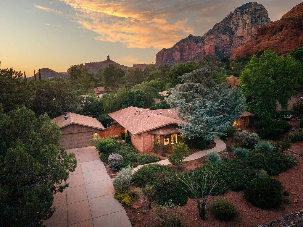 Sedona Serene Retreat, Amazing Views & Hot Tub! Walk to Hiking Trails! in Sedona, Oak Creek Canyon