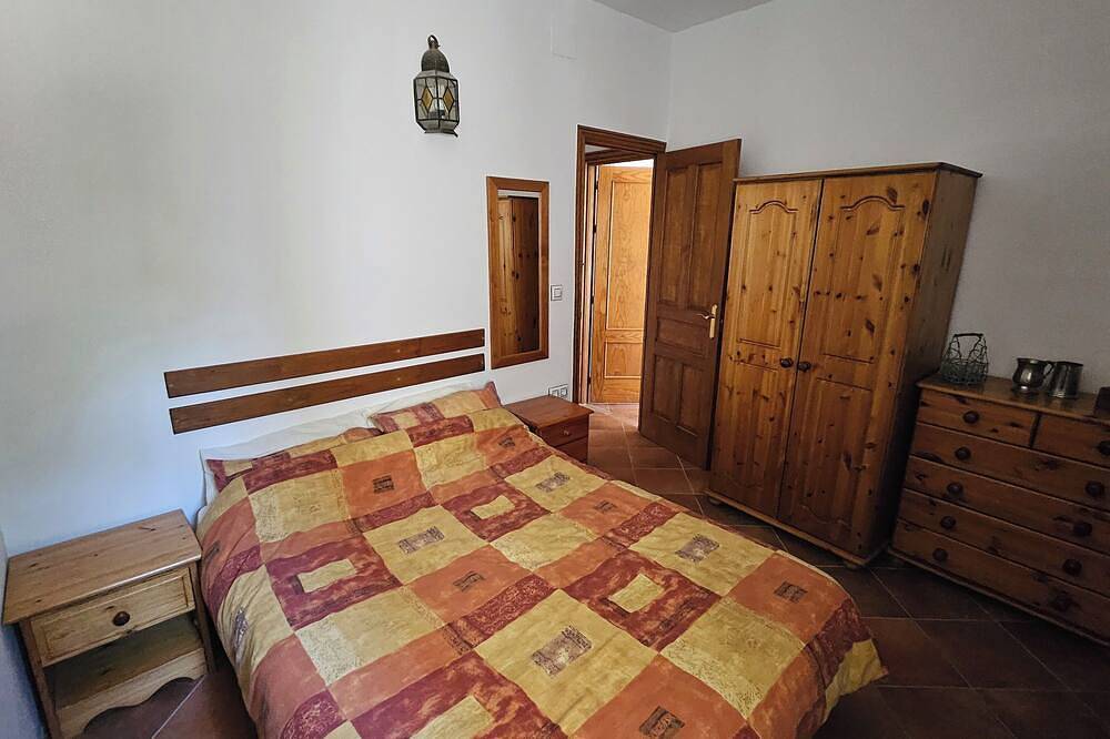 Entire apartment, Spacious, cozy and family-friendly apartment above Lake Iznajar in Rute, Sierras Subbéticas