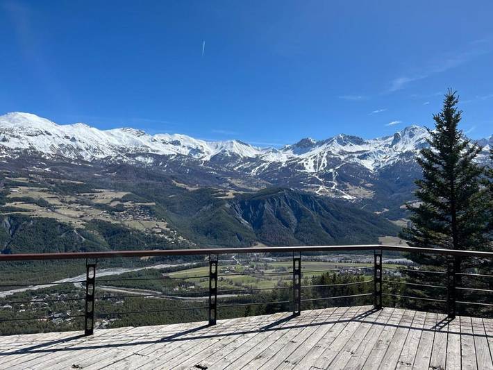 Gîte pour 6 personnes, avec Balcon et Terrasse ainsi que Jardin et Vue à Faucon-de-Barcelonnette