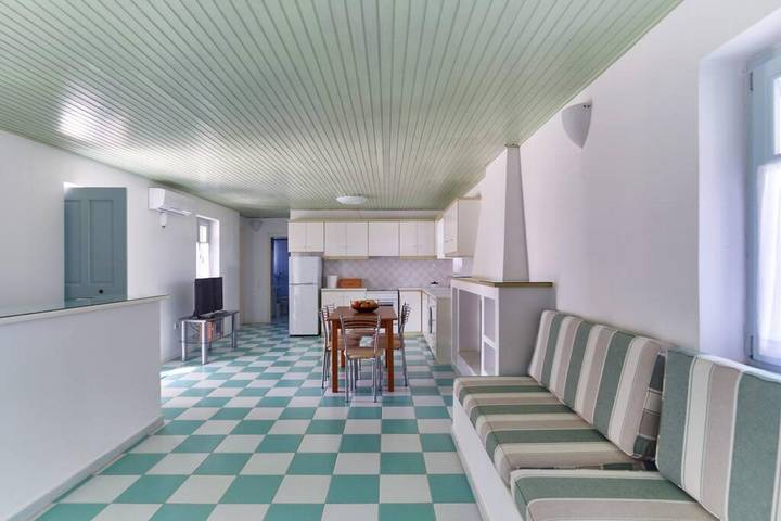 Location de vacances pour 6 personnes, avec terrasse et jardin, adapté aux familles dans Paros - 2