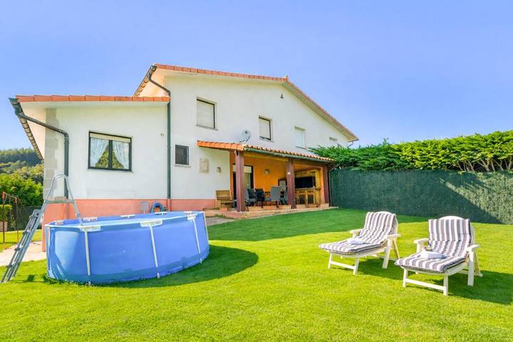 Casa de vacaciones para 8 personas, con piscina además de vistas y jardín en Navarra