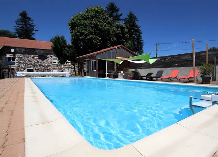 Chambre d’hôtes La Régordane : vue montagne, piscine et terrasses partagées in Solignac-sur-Loire, Haute-Loire