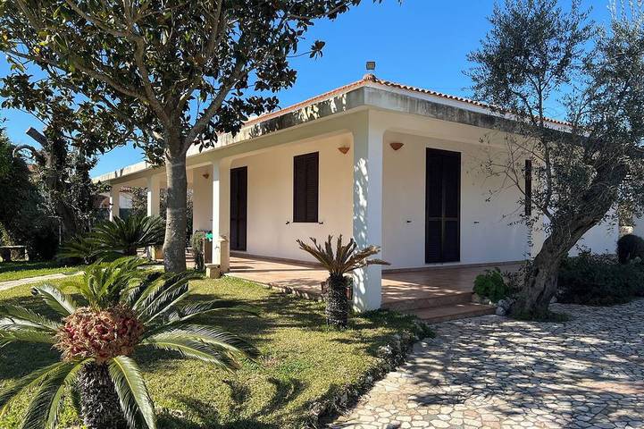 Salento - Villa Comoda E Spaziosa 3 Camere Da Letto, 2 Bagni, Giardino Privato in Martano, Provincia di Lecce