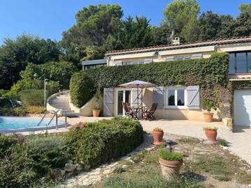 Gîte pour 2 personnes, avec vue ainsi que terrasse et piscine à Villelaure