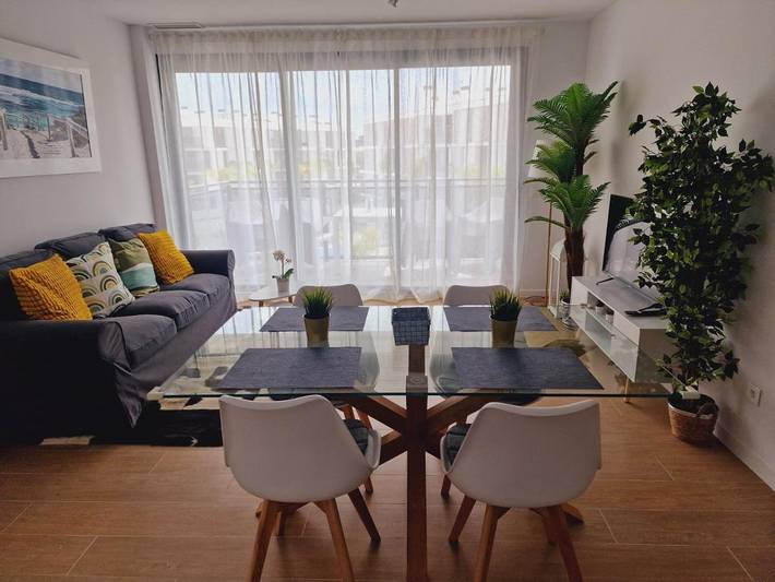 Apartamento de vacaciones para 4 personas, con vistas además de piscina y jardín - 1
