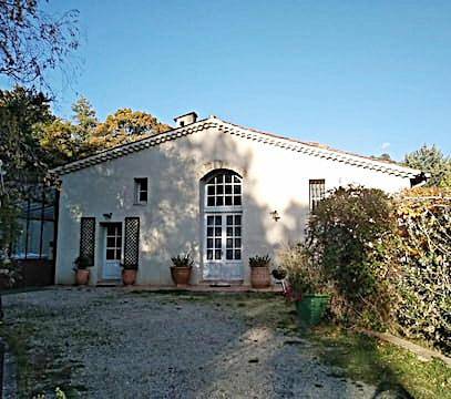 Location de vacances pour 10 personnes, avec piscine ainsi que jardin et jacuzzi, adapté aux familles à Montferrat