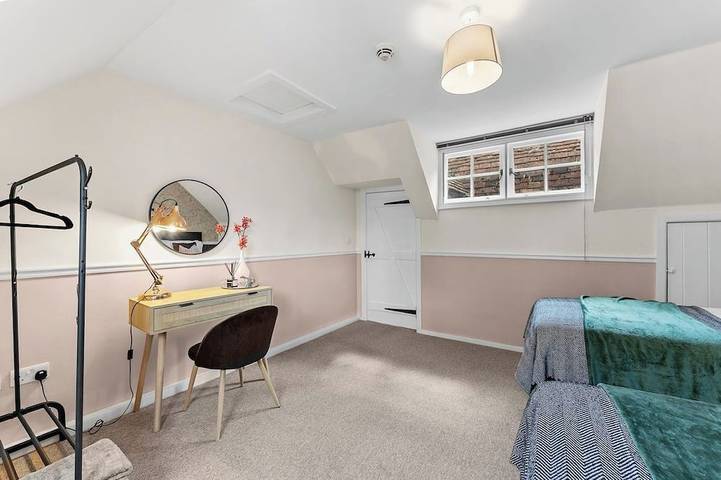 Entire apartment, Stylish Central Winchester Abode in Winchester, South Downs