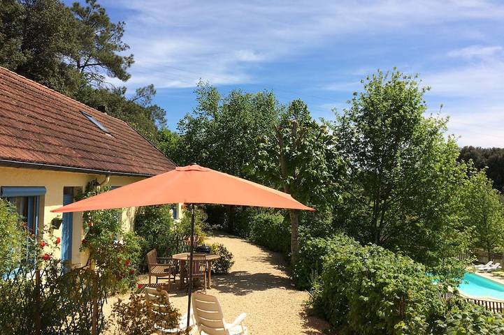 Gîte pour 2 personnes, avec jardin ainsi que piscine et terrasse en Dordogne
