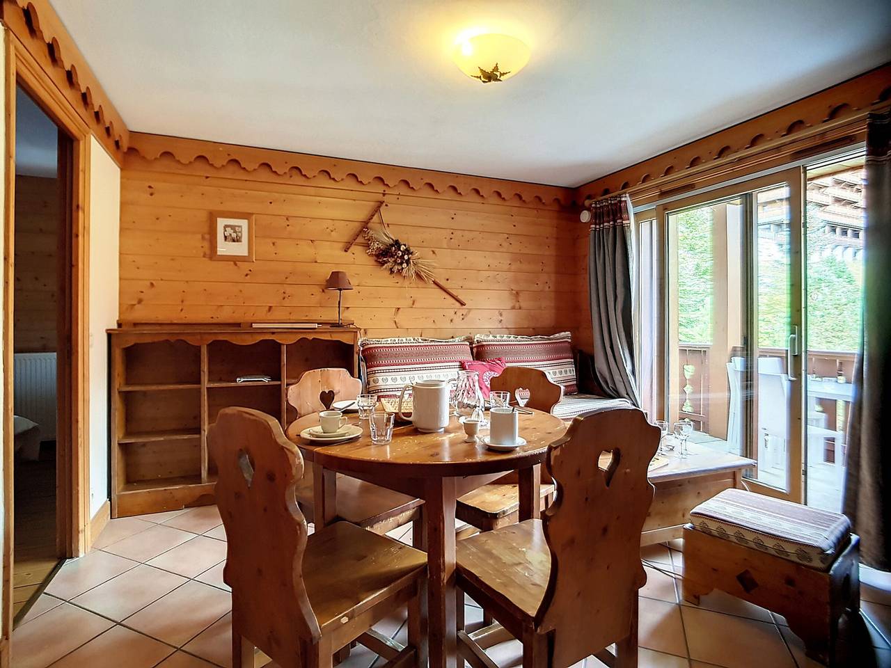 Entire apartment, Spacious & Cozy Apartment · Near Slopes · Balcony · Pool & Sauna Access · Covered Parking in Saint-Martin-de-Belleville, Les Trois Vallées
