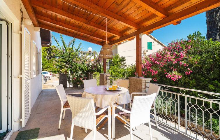 Gemütliche 2-Zimmer-Wohnung mit Terrasse, WLAN und 1,5 km zum Strand in Jelsa, Hvar