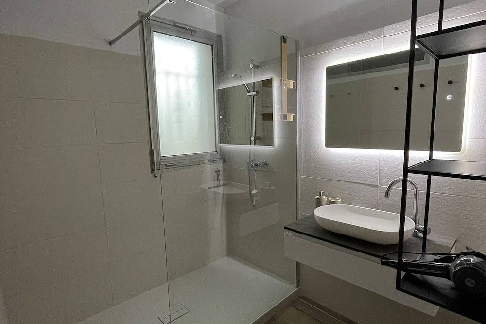 Appartement entier, Appartement 140m2, 3 chambres, à 5min des plages in Sainte-Marie-la-Mer, Côte d'Améthyste