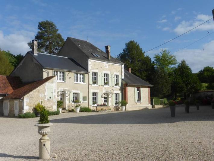 Location de vacances pour 2 personnes, avec Terrasse et Jardin ainsi que Piscine et Vue à Druyes-les-Belles-Fontaines