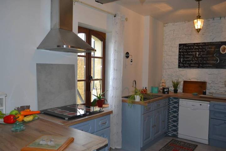 Location de vacances pour 12 personnes, avec jacuzzi ainsi que jardin et piscine, animaux acceptés à Burie - 3