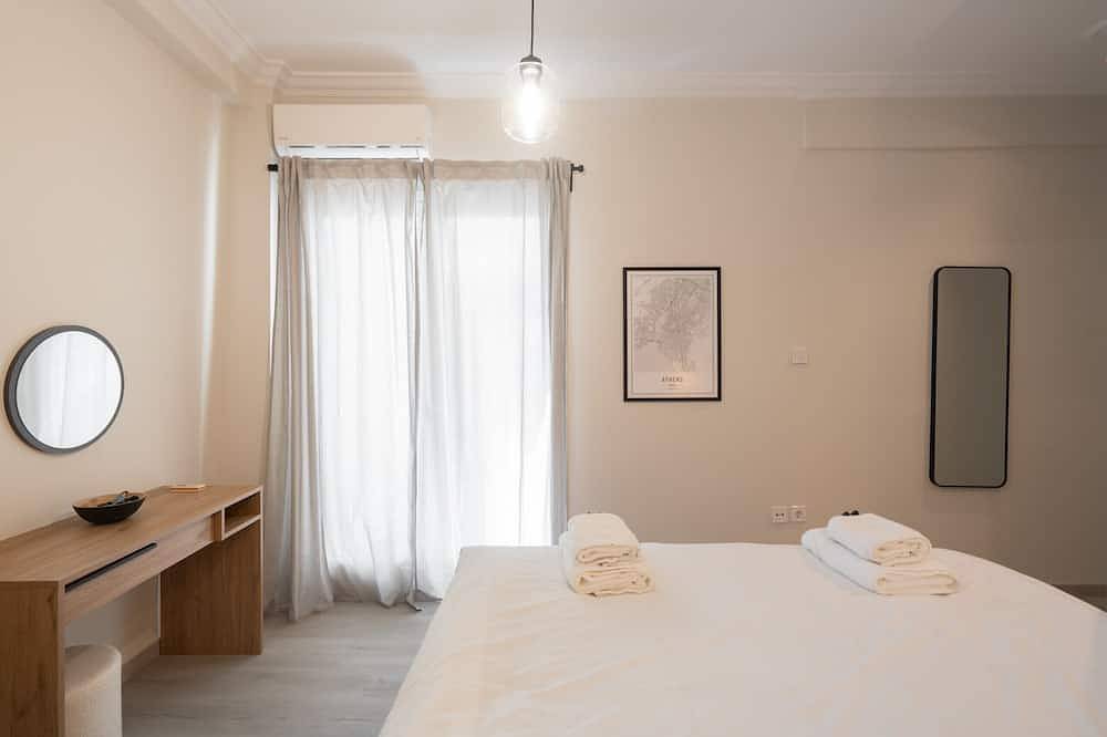 Entire apartment, 1Br Apt w/ Backyard in Plaka |10' From Acropolis in Central Section of Athens, Athens