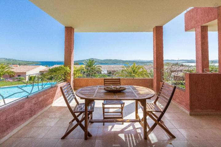 Appartement de vacances pour 4 personnes, avec piscine ainsi que vue et terrasse, animaux acceptés
