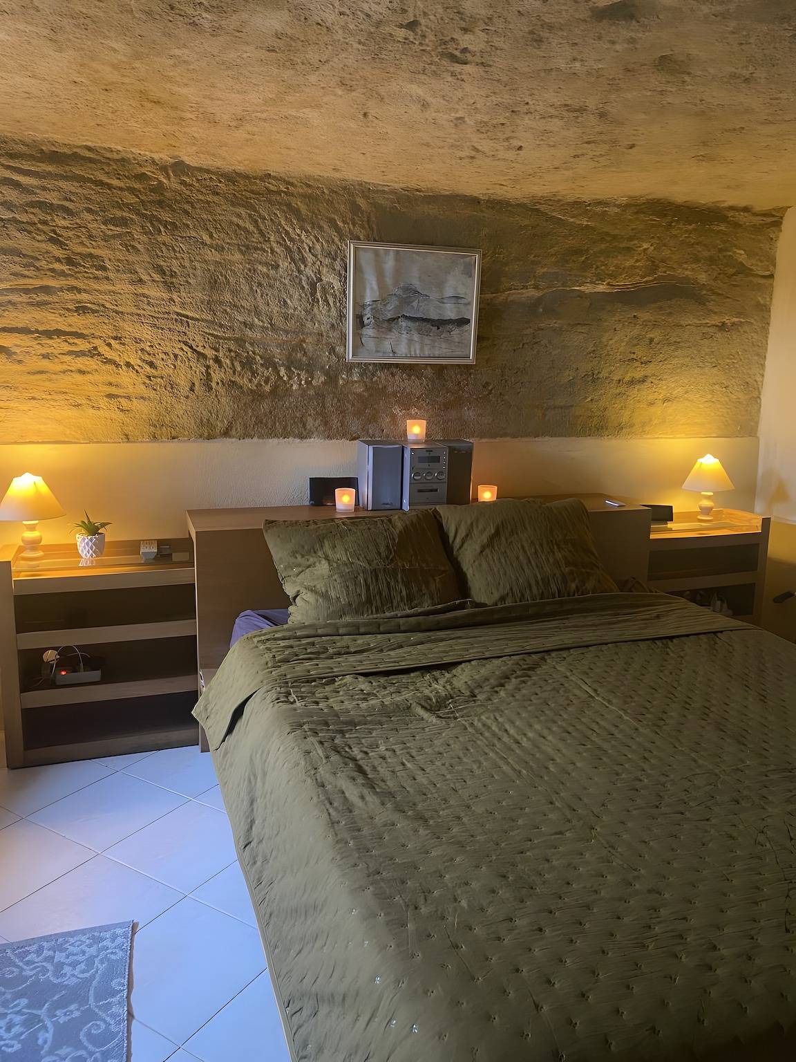 Studio entier, Studio 'Troglodyte En Provence' avec vue sur le lac et terrasse privée in Cornillon-Confoux, Côte méditerranéenne (France)