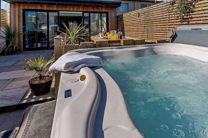 Cottage for 4 people, with Hot tub and Garden in Aberaeron