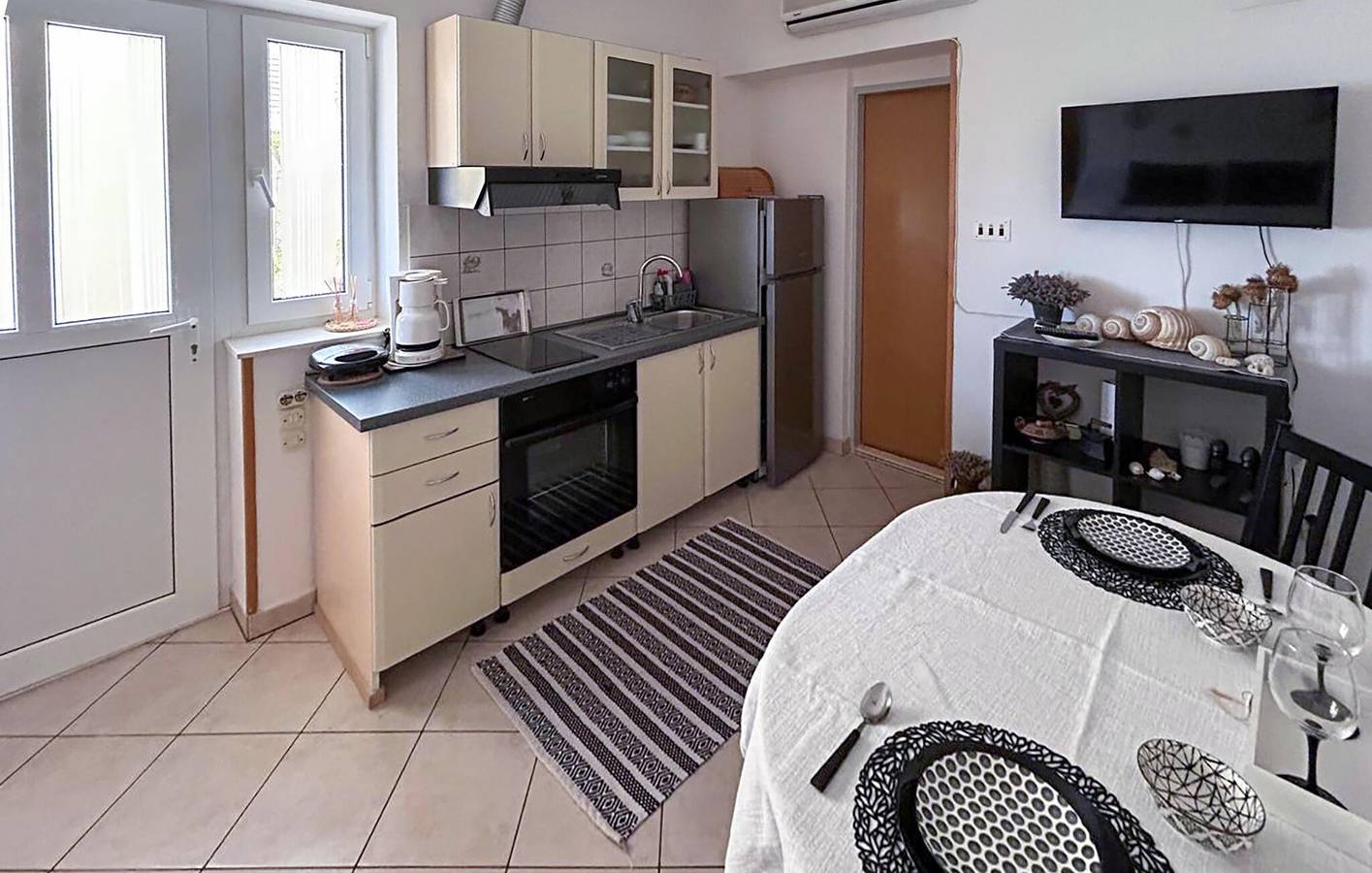 Ganze Ferienwohnung, Gemütliche Ferienwohnung mit Terrasse, WLAN und Parkplatz, 900 m vom Strand entfernt in Jesenice, Split-Dalmatien