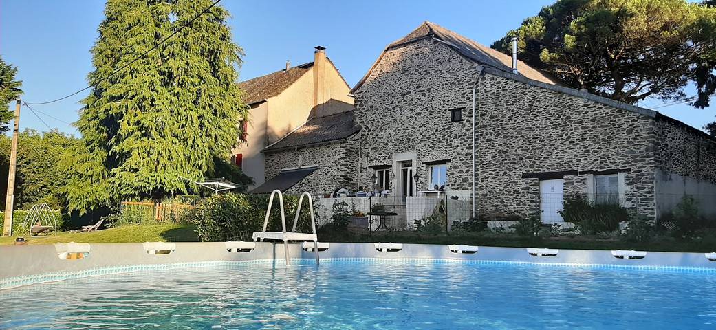Gîte pour 12 personnes, avec terrasse ainsi que jardin et piscine, animaux acceptés dans l' Aveyron