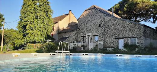 Gîte pour 12 personnes, avec terrasse ainsi que piscine et jardin, animaux acceptés dans l' Aveyron