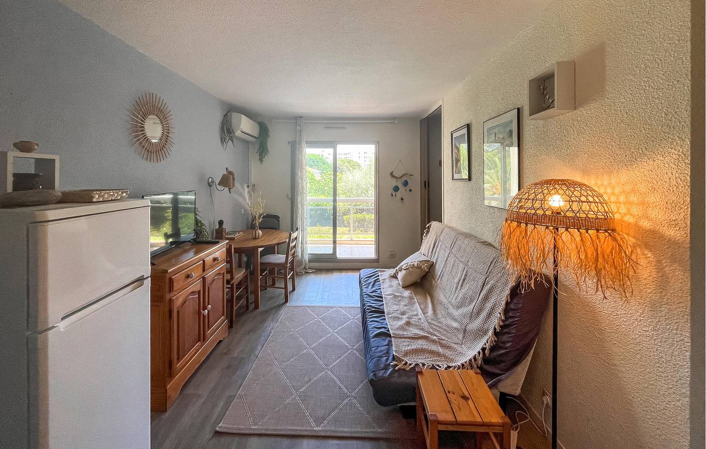 Apartamento vacacional entero, Acogedor apartamento con terraza y aparcamiento, a 2 km de Plages du Soleil in Golfe-Juan, Vallauris
