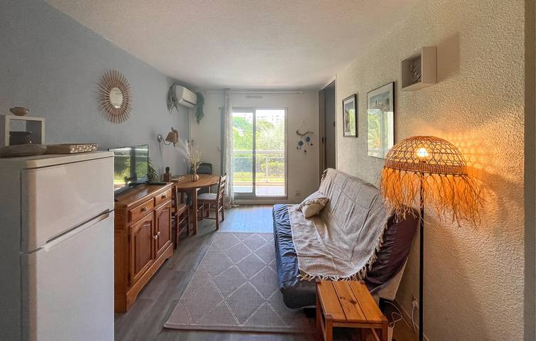 Ganze Ferienwohnung, Gemütliche Ferienwohnung mit Terrasse, Parkplatz, 2 km von Plages du Soleil entfernt in Golfe-Juan, Vallauris