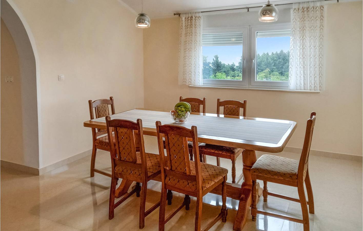 Ganze Ferienwohnung, Gemütliche 100 m² große Ferienwohnung mit Terrasse, WLAN und 2 km Entfernung zum Strand von Pisak in Starigrad, Zadar