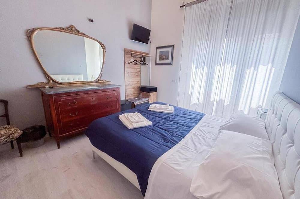 Entire apartment, Room 'Camera Orchidea - Tripla' with Shared Garden, Wi-Fi and Air Conditioning in Prato, Prato Province