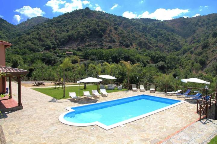 Rustico per 4 persone, con Terrazza e Giardino nonché Piscina e Panorama in Provincia di Messina