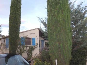 Location de vacances pour 5 personnes, avec piscine ainsi que jardin et bassin pour enfant, animaux acceptés à Vacquières