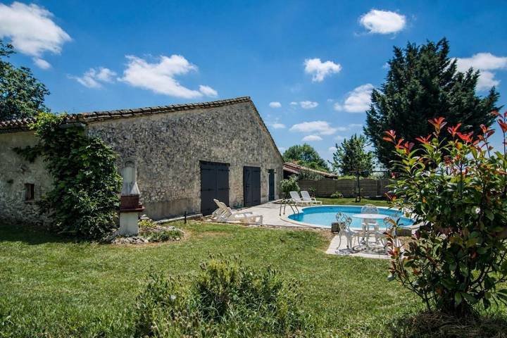 Location de vacances pour 6 personnes, avec vue et jardin ainsi que terrasse et piscine, animaux acceptés à Saint-Aubin-de-Cadelech