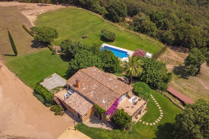 Casa rural para 13 personas, con balcón y jardín en Cruilles