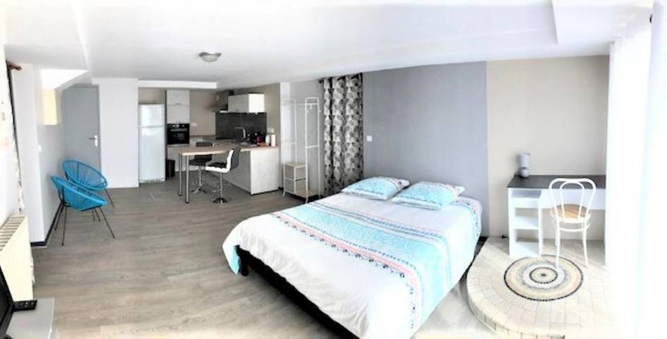 Gîte pour 2 personnes, avec Terrasse et Jardin ainsi que Piscine et Vue à Saint-Jean-de-Muzols