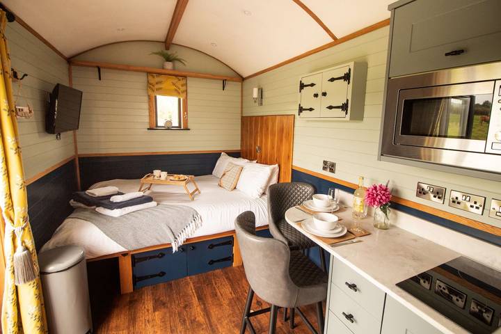 Glamping for 2 people, with garden and view, with pets in the United Kingdom