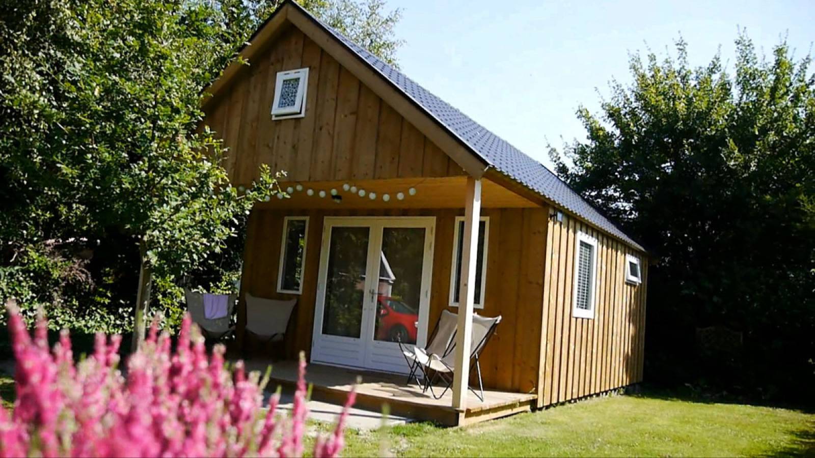 Einzigartiges Ferienhaus aus Holz für 6 Personen mit Veranda in Scherpenisse in Scherpenisse, Niederländische Nordsee