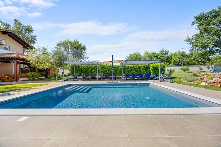 Location de vacances pour 10 personnes, avec jardin ainsi que piscine et balcon à Loborika - 3