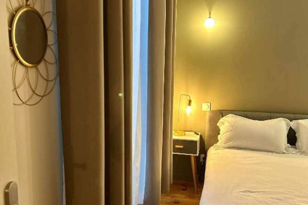 Entire apartment, 2-person air-conditioned 1-bedroom apartment near Aïga Resort Puy de la Vache 100 in Châtel-Guyon, Riom region