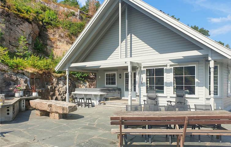 Feriehus for 11 personer, Terrasse og Jacuzzi i tillegg til Hage og Sauna i Agder