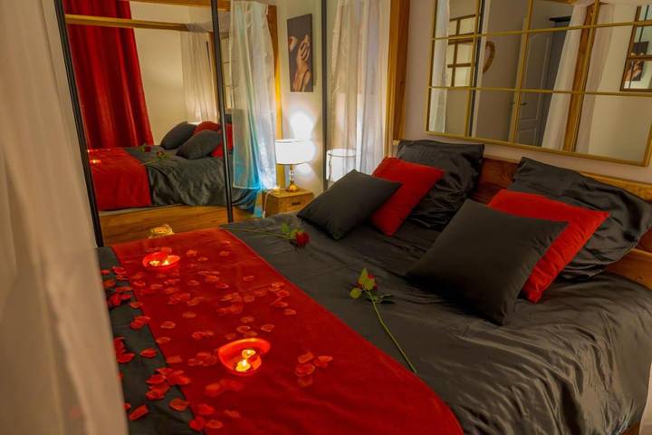 Location de vacances pour 2 personnes, avec jacuzzi ainsi que jardin et terrasse à Rousson