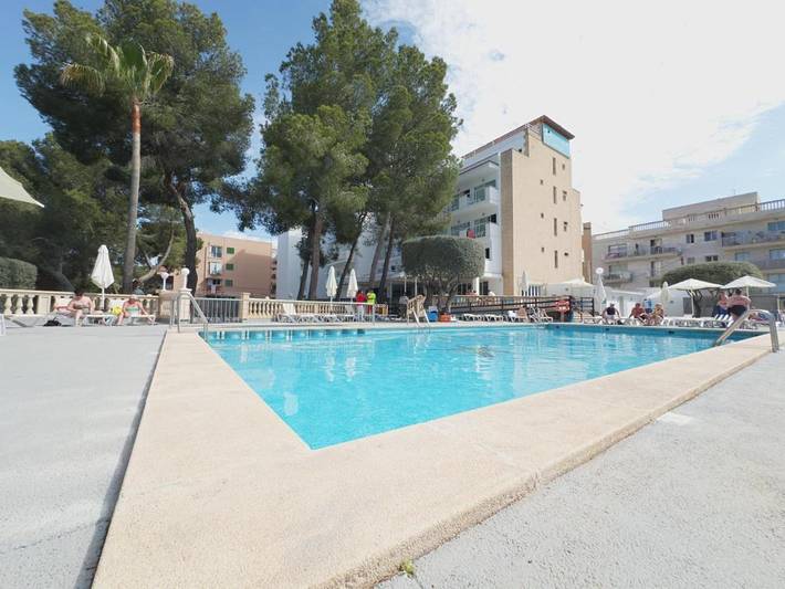 Hôtel, avec Terrasse ainsi que Jardin et Piscine à Son Veri Nou