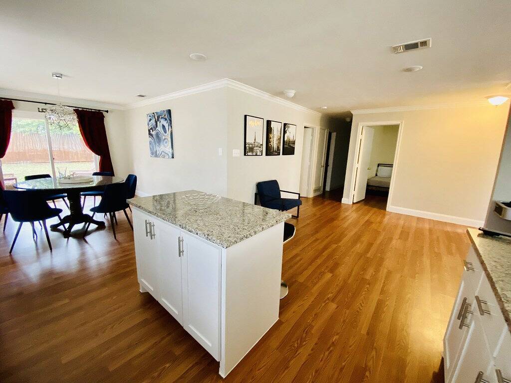 Ideal Stylish Vacation Rental for Fans- Walk to At&T Stadium. Park 4 cars in Arlington, Tarrant County