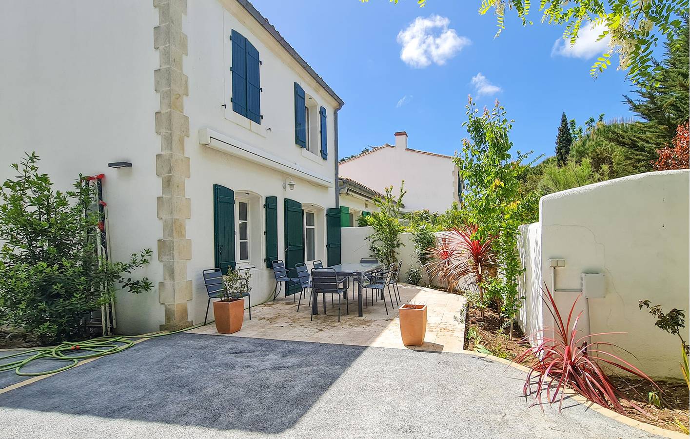 À 2,5 km de la plage : charmant appartement confortable avec piscine, jardin et Wi-Fi in La Couarde-sur-Mer, Île de Ré