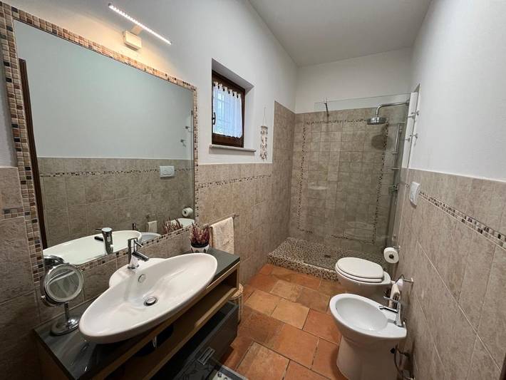 Gîte pour 2 personnes, avec jardin et terrasse ainsi que vue et piscine à Tigliole - 4