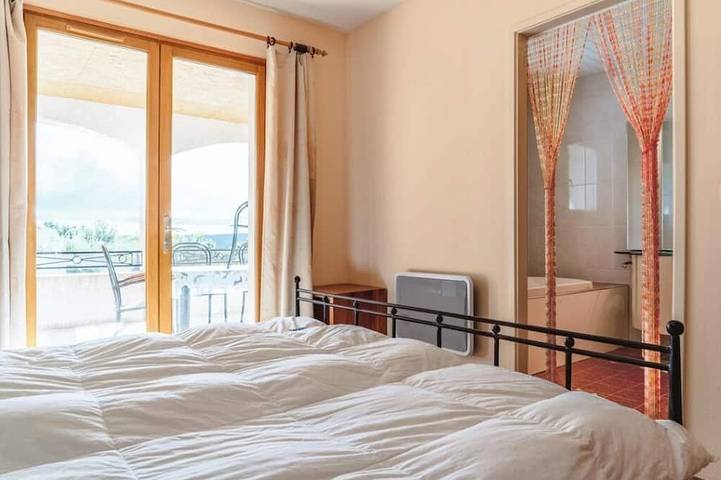 Location de vacances pour 6 personnes, avec terrasse ainsi que jacuzzi et jardin à Siran - 3