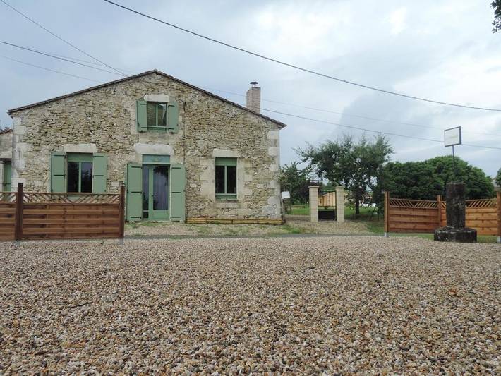 Location de vacances pour 4 personnes, avec Terrasse et Jacuzzi ainsi que Jardin et Vue sur le lac à Montazeau