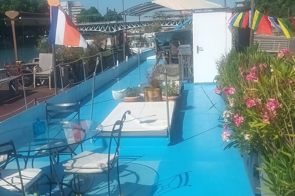 Atypical Comfort Room On A Barge On The River Saone in Lyon, Rhône