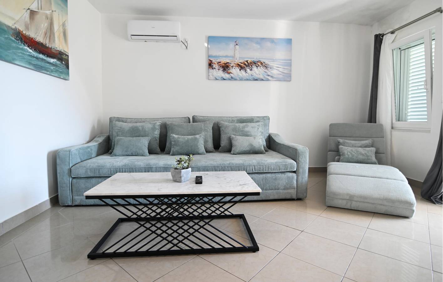 Gemütliche 140 m² große Wohnung mit Pool und Terrasse, 100 m von der Küste entfernt in Cesarica, Naturpark Velebit